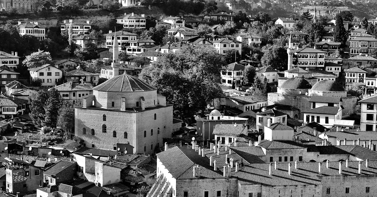 découvrez safranbolu, une charmante ville turque classée au patrimoine mondial de l'unesco, célèbre pour son architecture ottomane préservée, ses maisons en bois typiques et ses paysages pittoresques. partez à l'aventure dans ses ruelles historiques, goûtez aux délices culinaires locaux et imprégnez-vous de la culture riche de cette destination fascinante.
