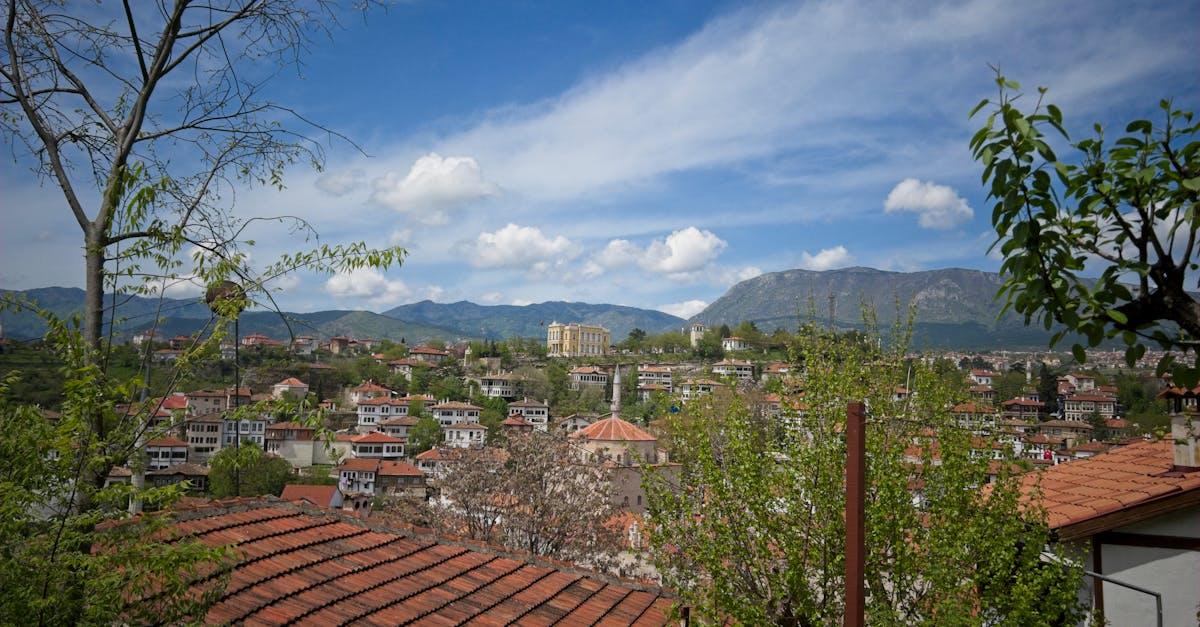 découvrez safranbolu, une charmante ville turque classée au patrimoine mondial de l'unesco, célèbre pour ses maisons traditionnelles en bois, ses rues pavées et son ambiance historique unique. un voyage à travers le temps vous attend dans cette destination incontournable.