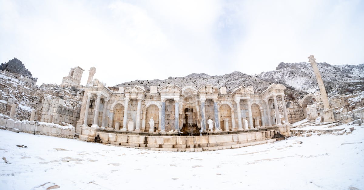 découvrez sagalassos, l'ancienne cité romaine nichée au cœur des montagnes de turquie, célèbre pour ses ruines remarquablement préservées, ses théâtres majestueux et ses fontaines ornées. plongez dans l'histoire fascinante de cet site archéologique classé au patrimoine mondial de l'unesco, où chaque pierre raconte une histoire.