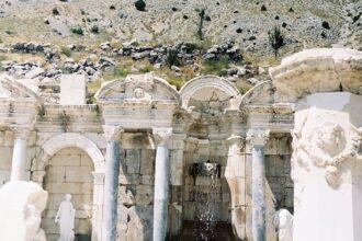 découvrez sagalassos, l'antique cité romaine nichée au cœur des montagnes turques. explorez ses ruines majestueuses, ses thermes, son théâtre et bien d'autres vestiges qui racontent l'histoire fascinante de cette métropole oubliée. un voyage inoubliable à travers le temps vous attend !