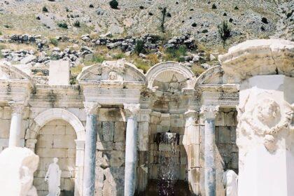 découvrez sagalassos, l'antique cité romaine nichée au cœur des montagnes turques. explorez ses ruines majestueuses, ses thermes, son théâtre et bien d'autres vestiges qui racontent l'histoire fascinante de cette métropole oubliée. un voyage inoubliable à travers le temps vous attend !