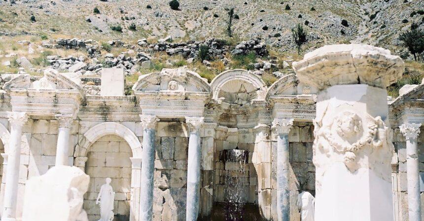 découvrez sagalassos, l'antique cité romaine nichée au cœur des montagnes turques. explorez ses ruines majestueuses, ses thermes, son théâtre et bien d'autres vestiges qui racontent l'histoire fascinante de cette métropole oubliée. un voyage inoubliable à travers le temps vous attend !