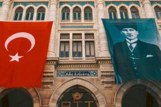 découvrez sirkeci, un quartier historique d'istanbul, où l'architecture ottomane traditionnelle rencontre le dynamisme des marchés modernes. flânez dans ses ruelles, explorez ses cafés typiques et laissez-vous séduire par l'authenticité de ce lieu emblématique.