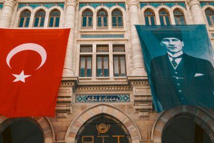 découvrez sirkeci, un quartier historique d'istanbul, où l'architecture ottomane traditionnelle rencontre le dynamisme des marchés modernes. flânez dans ses ruelles, explorez ses cafés typiques et laissez-vous séduire par l'authenticité de ce lieu emblématique.