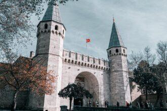 découvrez l'histoire fascinante de sultan han, un monument emblématique de l'architecture ottomane en turquie. plongez dans l'univers des caravanserails, où tradition et culture se rencontrent, et explorez son rôle dans le commerce et le passage des voyageurs à travers les siècles.