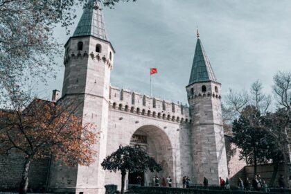 découvrez l'histoire fascinante de sultan han, un monument emblématique de l'architecture ottomane en turquie. plongez dans l'univers des caravanserails, où tradition et culture se rencontrent, et explorez son rôle dans le commerce et le passage des voyageurs à travers les siècles.