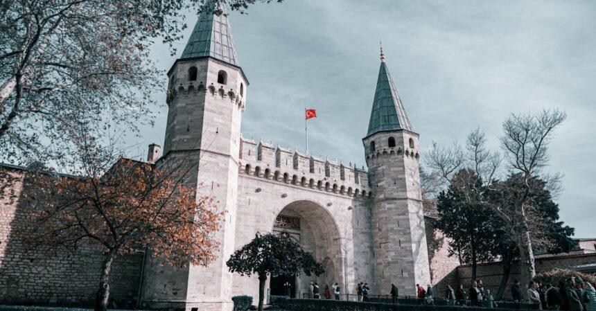 découvrez l'histoire fascinante de sultan han, un monument emblématique de l'architecture ottomane en turquie. plongez dans l'univers des caravanserails, où tradition et culture se rencontrent, et explorez son rôle dans le commerce et le passage des voyageurs à travers les siècles.