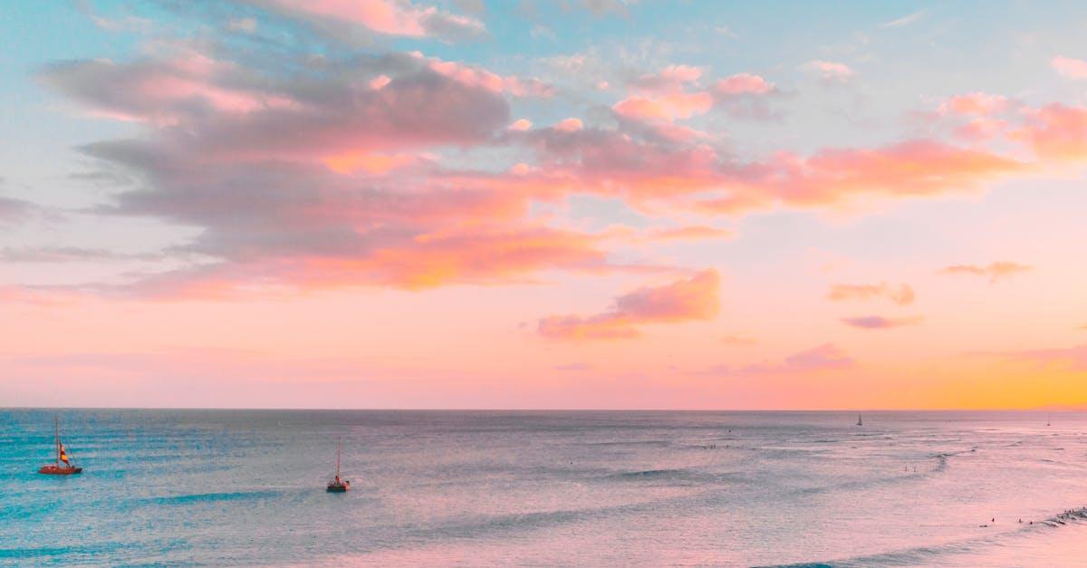 découvrez l'enchantement d'une croisière au coucher du soleil, où le ciel se teinte de couleurs chaudes et le doux bruit des vagues crée une ambiance romantique. embarquez pour une expérience inoubliable sur l'eau, avec des vues panoramiques à couper le souffle et des moments magiques à partager.