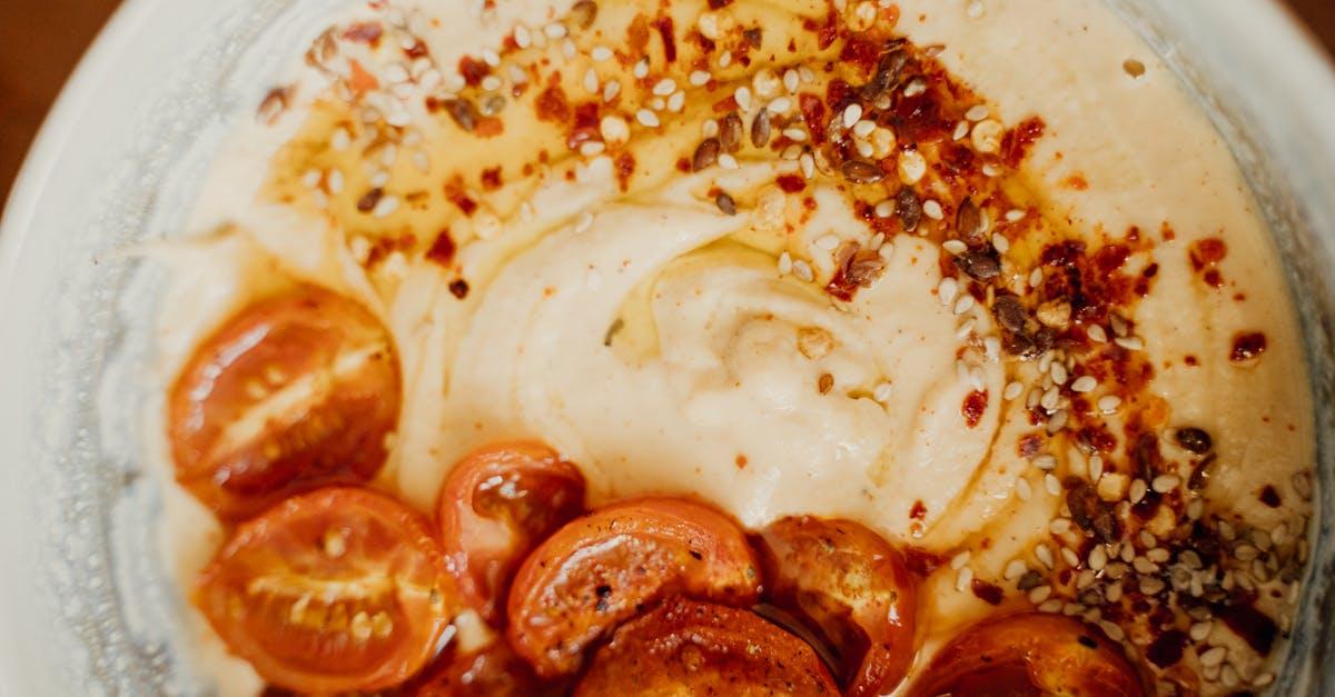 découvrez le tahinli piyaz, une savoureuse salade turque à base de pois chiches, tahini, oignons et épices. idéale en entrée ou accompagnement, elle ravira vos papilles avec sa texture crémeuse et son goût authentique.