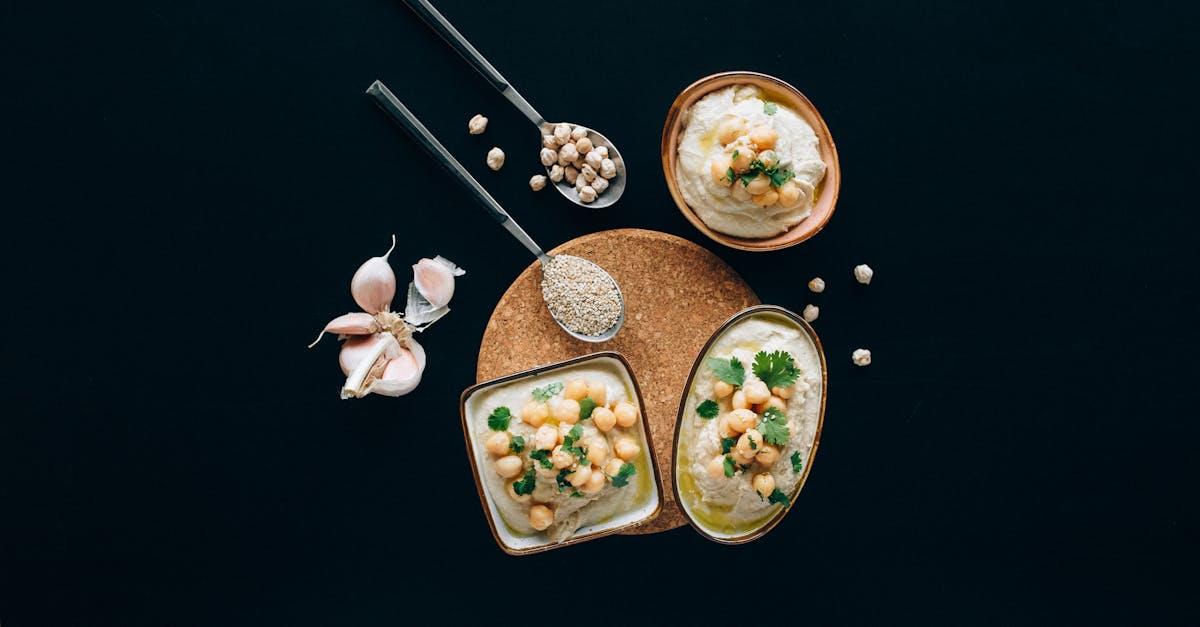 découvrez le tahinli piyaz, une délicieuse salade turque à base de haricots blancs, de tahini crémeux, d'oignons et de citron. un plat savoureux et nutritif, parfait pour accompagner vos repas ou se déguster en entrée fraîche et légère.