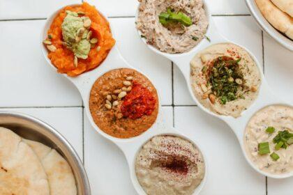 découvrez la recette savoureuse du tahinli piyaz, une délicieuse salade méditerranéenne à base de haricots, de tahini et d'épices. parfaite en entrée ou en accompagnement, cette combinaison de textures et de saveurs ravira vos papilles. idéale pour les repas en famille ou entre amis.