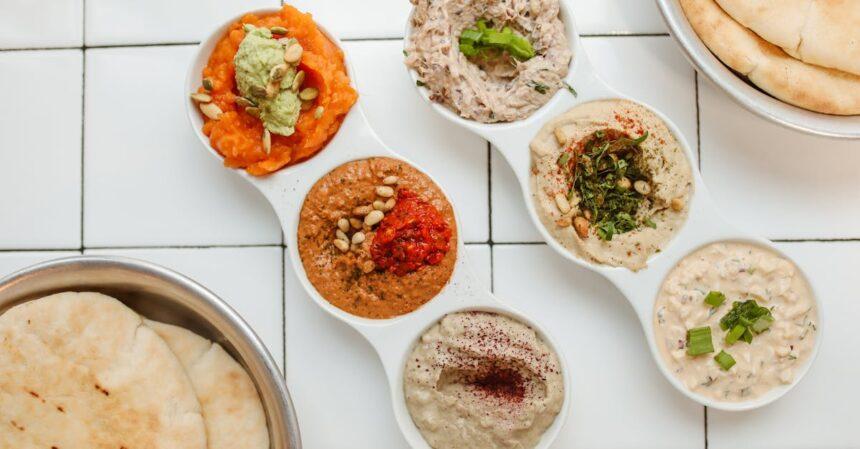 découvrez la recette savoureuse du tahinli piyaz, une délicieuse salade méditerranéenne à base de haricots, de tahini et d'épices. parfaite en entrée ou en accompagnement, cette combinaison de textures et de saveurs ravira vos papilles. idéale pour les repas en famille ou entre amis.