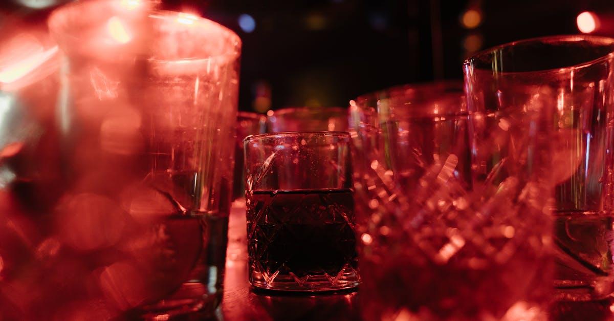 découvrez l'ambiance chaleureuse et conviviale des tavernes, des lieux historiques où se mêlent gastronomie traditionnelle et culture locale. profitez d'une expérience authentique avec des plats savoureux et des boissons artisanales, tout en partageant de bons moments entre amis ou en famille.