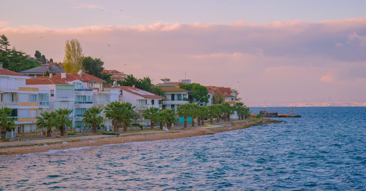 découvrez tekirdağ, une charmante ville de turquie sur les rives de la mer de marmara, réputée pour ses paysages pittoresques, ses traditions culinaires délicieuses et son riche patrimoine culturel. explorez ses plages, ses vignobles et son ambiance conviviale.