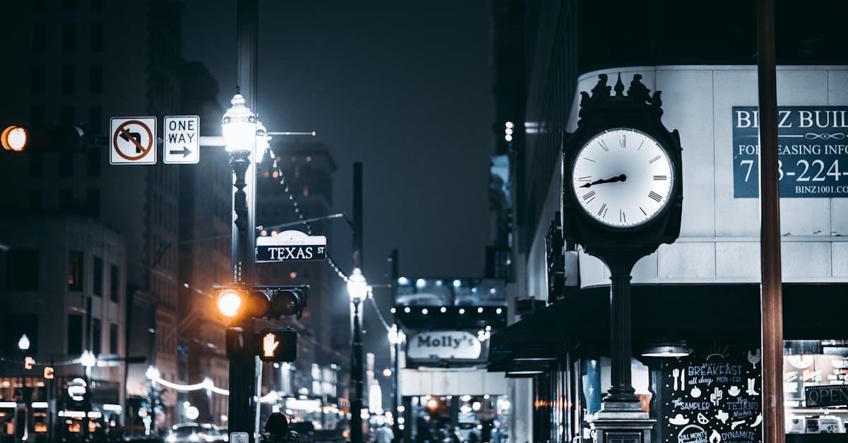 découvrez tout sur les feux de circulation : leur fonctionnement, leur importance pour la sécurité routière et les dernières innovations en matière de gestion du trafic. apprenez comment ces dispositifs essentiels contribuent à la fluidité du trafic et à la protection des piétons.