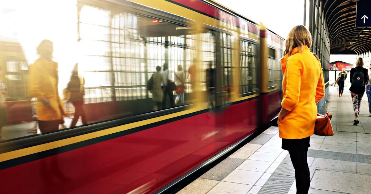 découvrez l'univers fascinant du train, un mode de transport emblématique alliant confort, rapidité et efficacité. explorez les paysages à couper le souffle, de la montagne à la mer, tout en profitant d'une expérience de voyage unique à travers les rails.