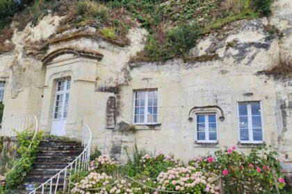 découvrez l'univers fascinant des maisons troglodytes, des habitations creusées dans la roche offrant une harmonie unique entre nature et art de vivre. plongez dans l'histoire et l'architecture de ces refuges souterrains, véritables trésors du patrimoine.