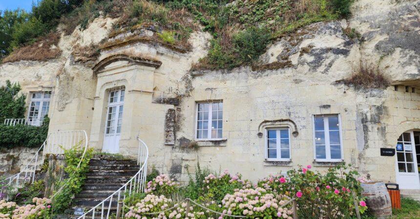 découvrez l'univers fascinant des maisons troglodytes, des habitations creusées dans la roche offrant une harmonie unique entre nature et art de vivre. plongez dans l'histoire et l'architecture de ces refuges souterrains, véritables trésors du patrimoine.