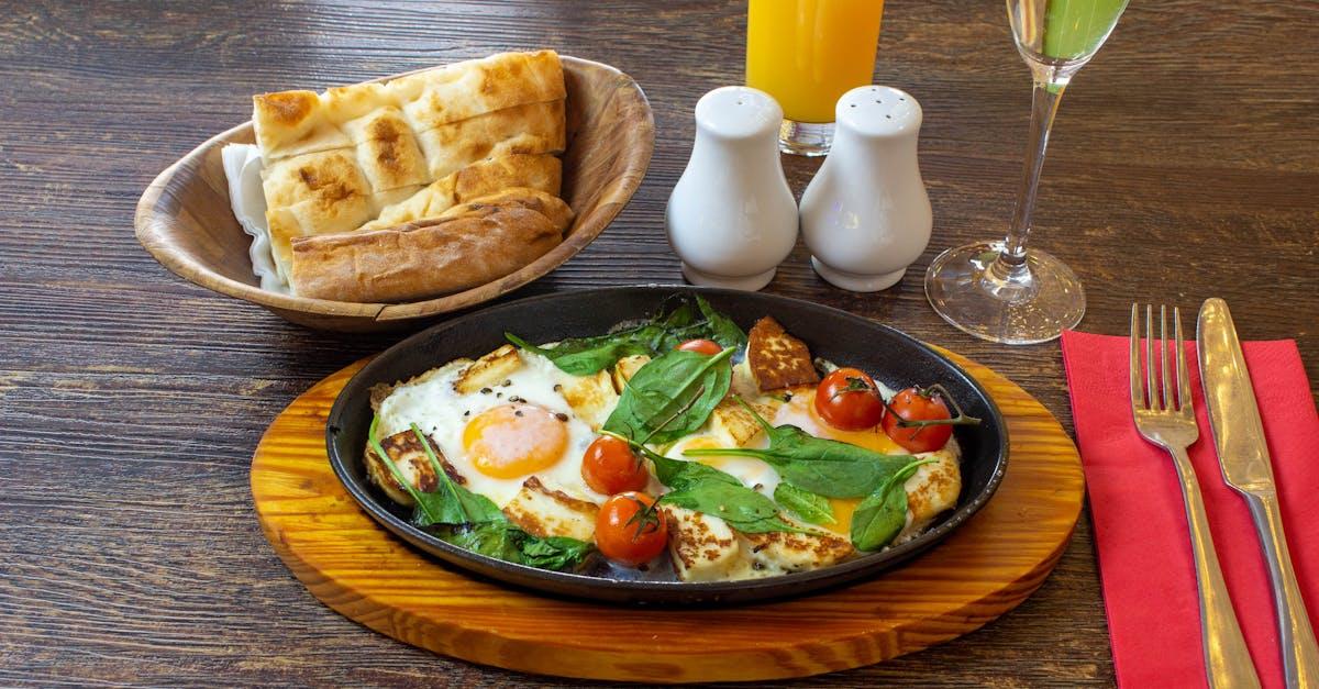 découvrez la richesse du petit-déjeuner turc, une expérience culinaire unique alliant saveurs délicates et diversité. savourez des plats traditionnels comme le fromage, les olives, les tomates, les oeufs, et le pain frais, le tout accompagné d'un thé parfumé. plongez dans cette tradition matinale qui ravira vos papilles.