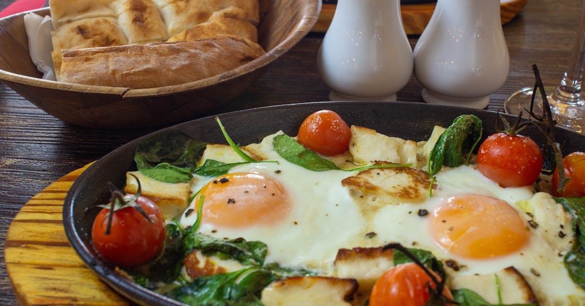 découvrez le merveilleux petit-déjeuner turc, un festin coloré et savoureux alliant olives, fromages, légumes frais, pains croustillants et les fameux œufs à la coque. une expérience culinaire inoubliable qui éveillera vos papilles !
