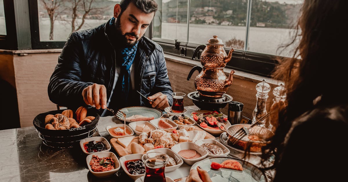 découvrez les délices du petit-déjeuner turc, un festin coloré composé de fromages savoureux, d'olive, de confitures, de pain frais et de plats chauds. plongez dans cette expérience culinaire unique qui éveillera vos papilles dès le matin.