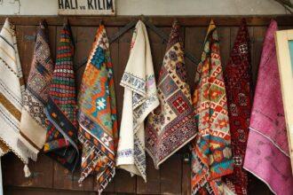 découvrez l'élégance et l'artisanat des tapis turcs, riches en couleurs et motifs uniques. transformez votre intérieur avec ces pièces authentiques qui allient tradition et modernité. explorez notre collection de tapis turcs minutieusement tissés à la main pour ajouter une touche chaleureuse et sophistiquée à votre décoration.
