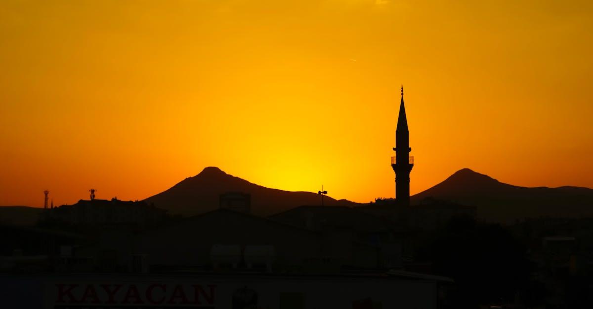 découvrez l'ulu camii, une mosquée emblématique située au cœur de bursa, en turquie. plongez dans l'histoire fascinante de cet édifice, réputé pour son architecture majestueuse et ses magnifiques décorations intérieures. un véritable symbole de la culture et de la tradition islamique.