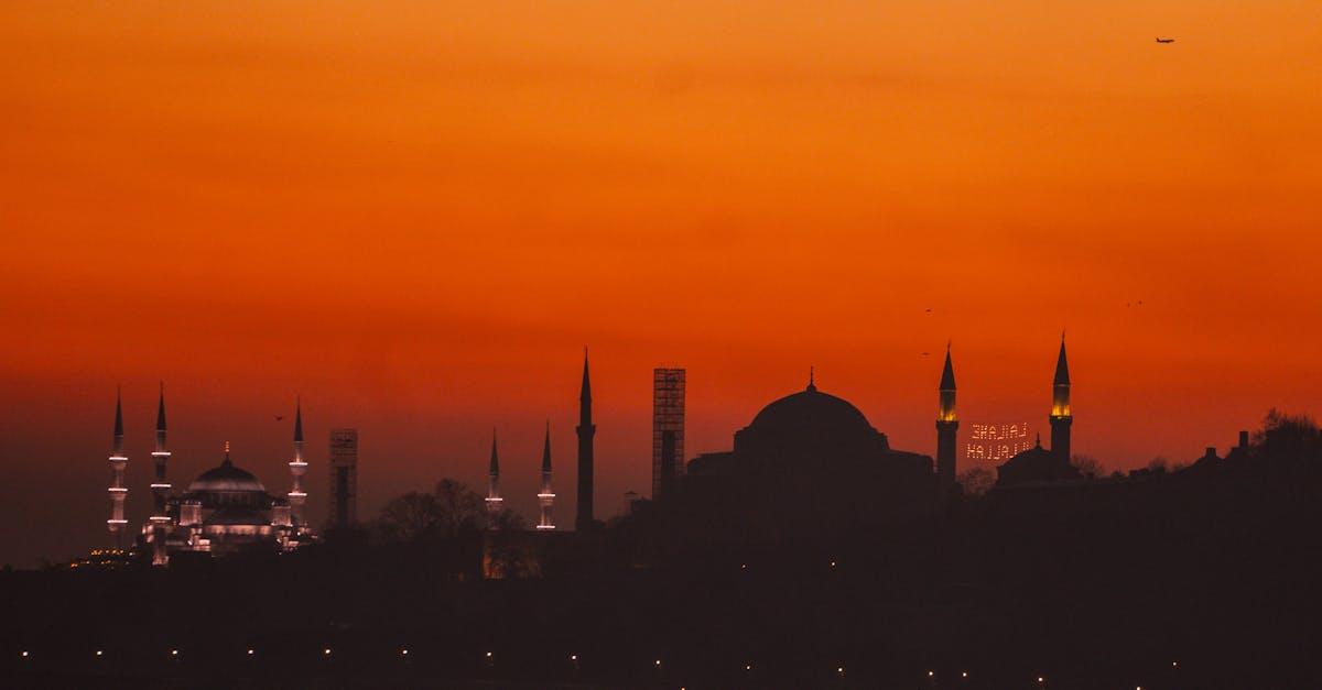 découvrez ulu camii, la magnifique mosquée située à bursa, en turquie. admirez son architecture impressionnante, son histoire riche et son ambiance spirituelle unique. un incontournable pour les amateurs d'art et de culture.