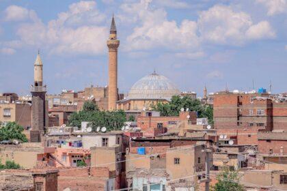 découvrez l'ulu camii, une magnifique mosquée historique de bursa, en turquie. avec son architecture impressionnante et son riche patrimoine culturel, ce lieu emblématique vous invite à explorer la beauté de l'art islamique et la spiritualité au cœur de la ville.