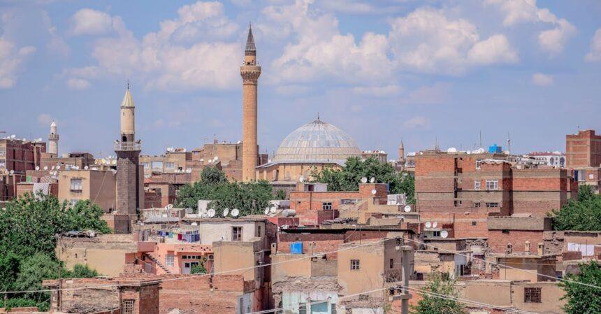 découvrez l'ulu camii, une magnifique mosquée historique de bursa, en turquie. avec son architecture impressionnante et son riche patrimoine culturel, ce lieu emblématique vous invite à explorer la beauté de l'art islamique et la spiritualité au cœur de la ville.