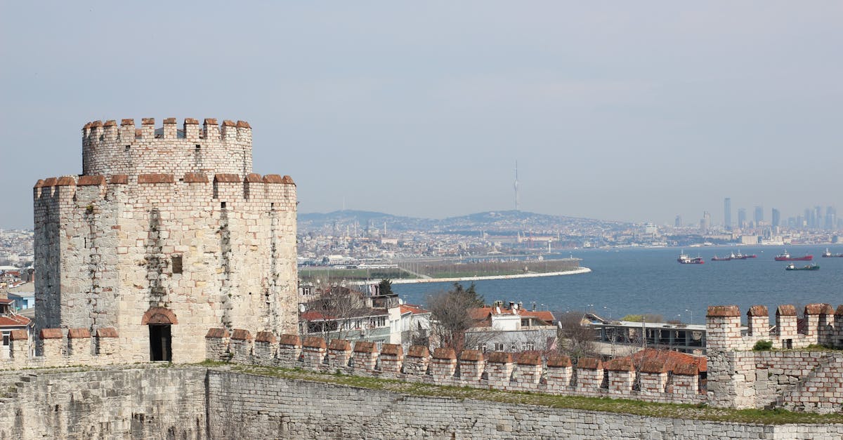 découvrez yedikule, un quartier historique d'istanbul offrant un mélange unique de culture, d'histoire et de beauté architecturale. explorez ses sites emblématiques, ses ruelles pittoresques et l'hospitalité locale qui font de ce lieu un incontournable lors de votre visite en turquie.