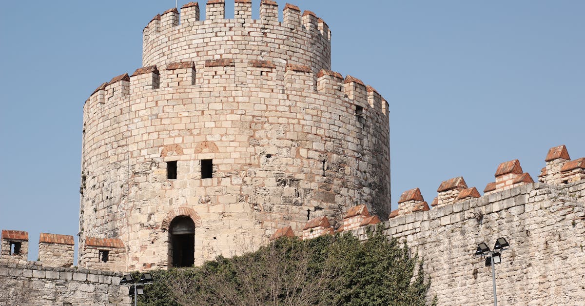 découvrez yedikule, un quartier historique d'istanbul, connu pour ses anciens murs, ses paysages pittoresques et son ambiance authentique. explorez son riche patrimoine culturel et profitez de ses délicieuses cuisines locales.