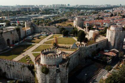 découvrez yedikule, une ancienne forteresse ottomane située à istanbul, qui offre un aperçu fascinant de l'histoire et de l'architecture turque. explorez ses impressionnantes murailles, ses tours emblématiques et plongez dans l'atmosphère unique de ce site historique.
