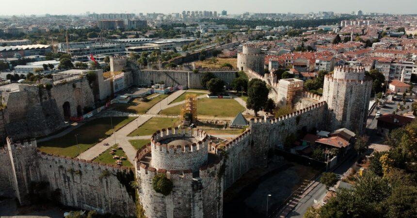 découvrez yedikule, une ancienne forteresse ottomane située à istanbul, qui offre un aperçu fascinant de l'histoire et de l'architecture turque. explorez ses impressionnantes murailles, ses tours emblématiques et plongez dans l'atmosphère unique de ce site historique.