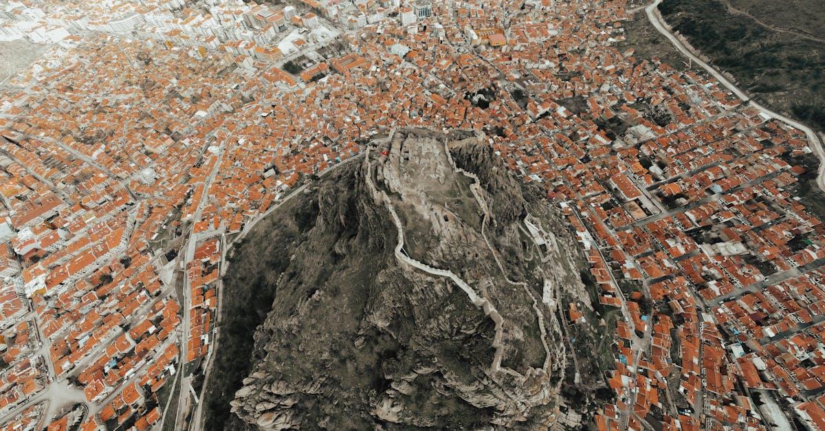 découvrez afyonkarahisar, une ville historique de turquie connue pour ses paysages magnifiques, ses sources thermales revigorantes et son riche patrimoine culturel. explorez ses châteaux anciens, savourez la gastronomie locale et imprégnez-vous de l'hospitalité turque dans ce joyau de l'anatolie.