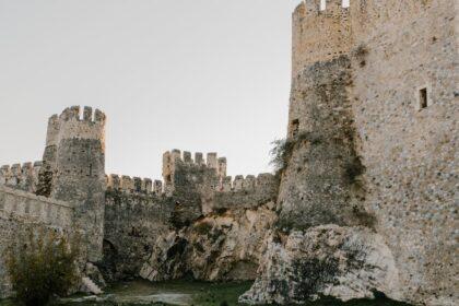 découvrez l'ankara citadel, un site historique emblématique de la capitale turque, offrant des vues panoramiques et un plongeon dans l'histoire médiévale. explorez ses ruelles pittoresques, ses anciennes fortifications et les vestiges fascinants qui racontent le riche passé d'ankara.
