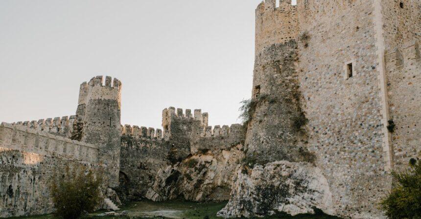 découvrez l'ankara citadel, un site historique emblématique de la capitale turque, offrant des vues panoramiques et un plongeon dans l'histoire médiévale. explorez ses ruelles pittoresques, ses anciennes fortifications et les vestiges fascinants qui racontent le riche passé d'ankara.