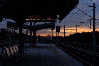 découvrez ankara station, le cœur des transports de la capitale turque. située au centre de la ville, cette gare moderne offre un accès facile aux principales destinations du pays, alliant confort et services de qualité pour vos voyages en train. ne manquez pas l'occasion de visiter cette iconic lieu qui allie histoire et innovation.