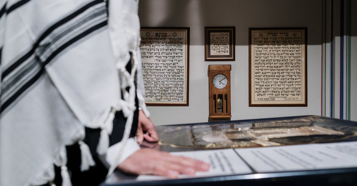 découvrez l'histoire et la culture des synagogues ashkénazes, lieux emblématiques de la vie juive en europe de l'est. plongez dans l'architecture, les traditions et les rituels qui font de ces synagogues des trésors du patrimoine juif.