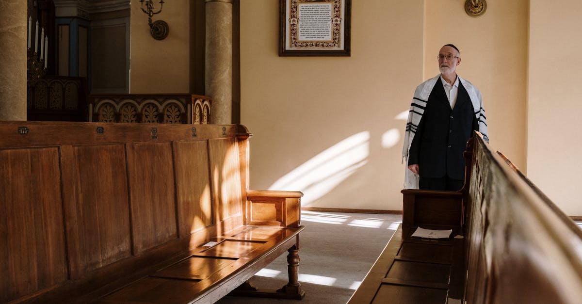 découvrez l'histoire et la culture des synagogues ashkénazes, témoins de la tradition juive en europe de l'est. plongez dans l'architecture, les rituels et l'importance de ces lieux de culte uniques.
