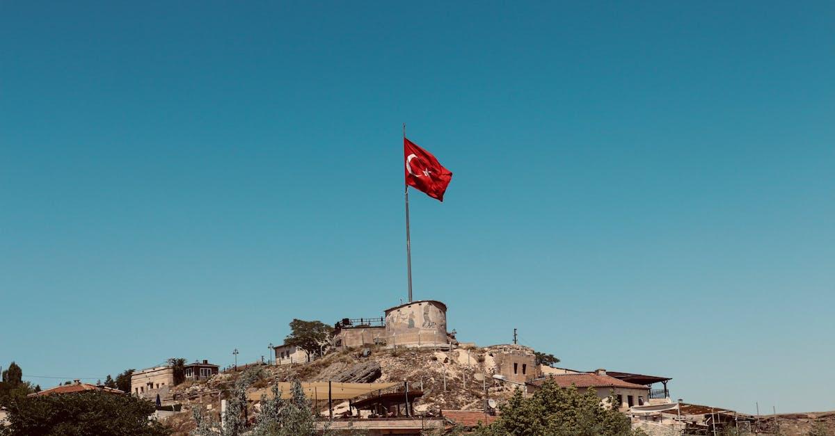 découvrez avanos, une ville historique de la cappadoce, réputée pour sa poterie artisanale et ses paysages enchanteurs. explorez ses charmantes ruelles, ses sites culturels fascinants et vivez une expérience unique au cœur de la nature.