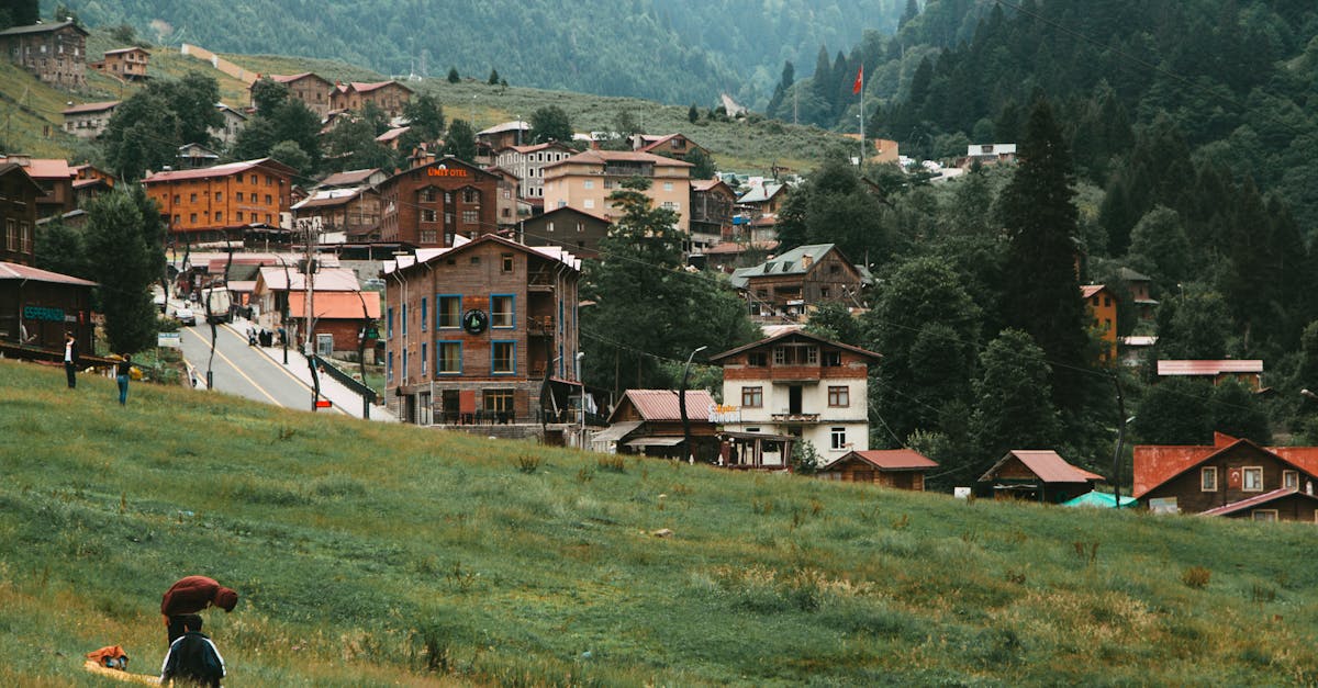découvrez ayder, un magnifique village thermal en turquie, réputé pour ses sources chaudes et ses paysages montagneux à couper le souffle. idéal pour les amoureux de la nature et de la détente, ayder offre une expérience authentique entre culture locale et bien-être. explorez ses sentiers de randonnée, savourez la cuisine traditionnelle et plongez dans un havre de paix.