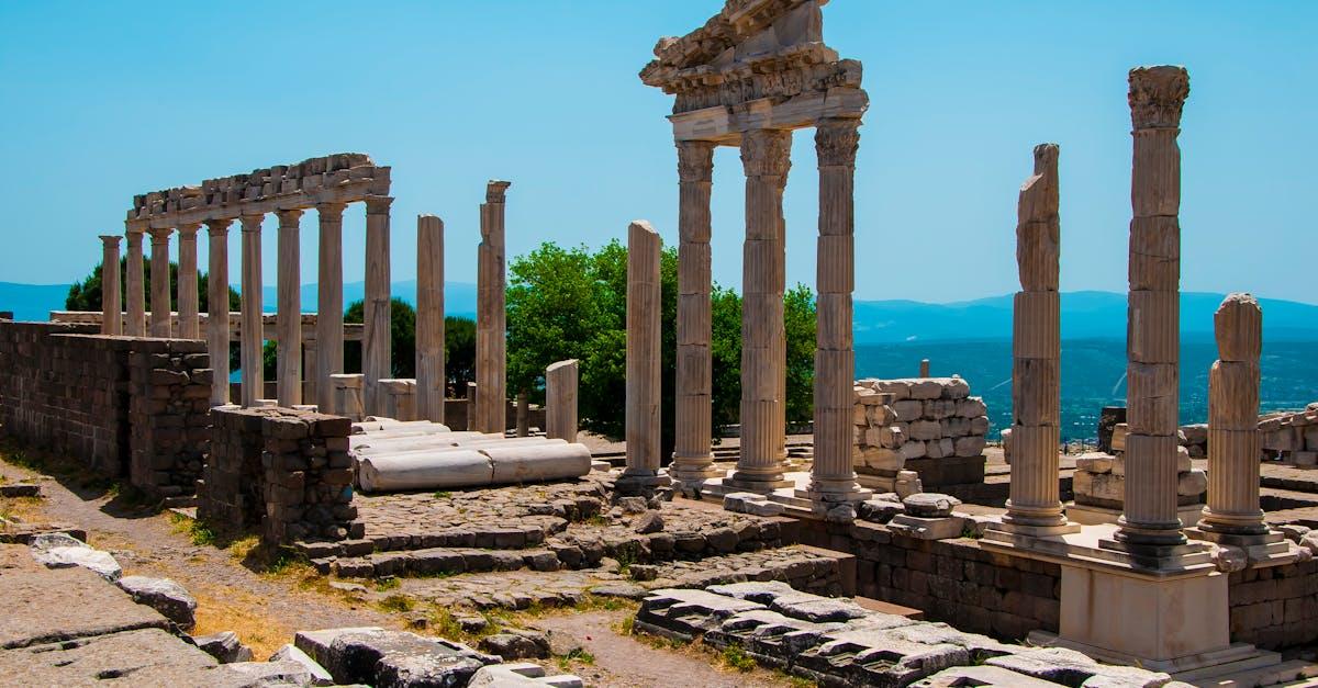 découvrez bergama, une destination fascinante en turquie, célèbre pour ses vestiges historiques impressionnants, notamment l'acropole et le célèbre asclépiéion. explorez ses paysages époustouflants, sa riche culture et savourez une cuisine locale délicieuse.