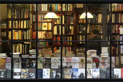 découvrez un vaste choix de livres dans nos librairies, où passion et conseils se rencontrent. que vous soyez amateur de romans, de bd ou de livres académiques, notre sélection variée saura satisfaire toutes vos envies littéraires.