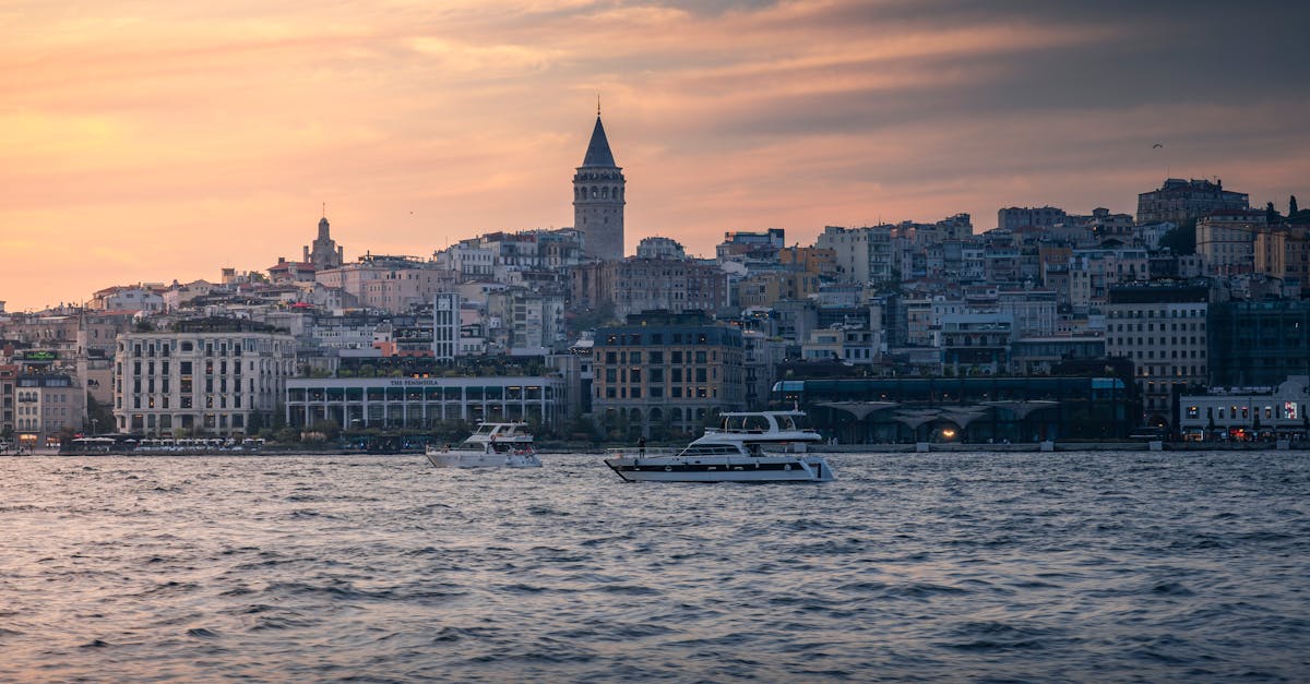 découvrez la magie du bosphore lors d'une croisière inoubliable. admirez les paysages majestueux d'istanbul, ses palais historiques et ses charmants villages côtiers tout en naviguant sur les eaux scintillantes. un voyage unique qui allie détente et exploration au cœur de cette ville fascinante.