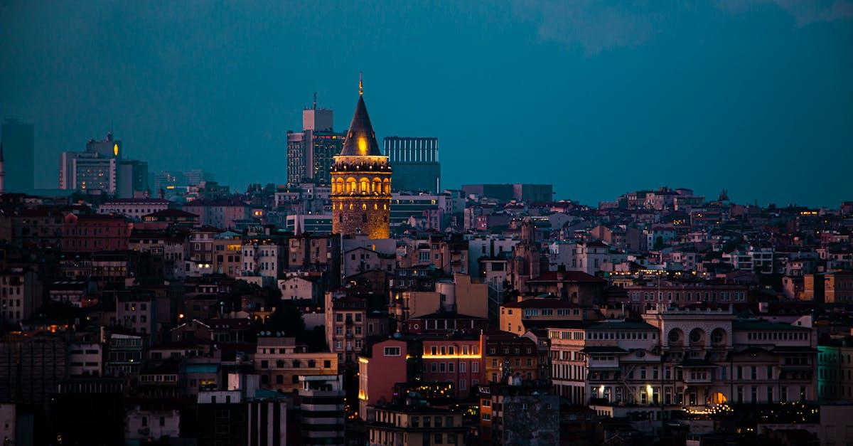 partez à l'aventure avec notre croisière sur le bosphore, une expérience inoubliable qui vous fera découvrir les magnifiques paysages et les trésors historiques d'istanbul. profitez de vues imprenables sur les palais, les forteresses et les ponts emblématiques tout en savourant un repas délicieux à bord.