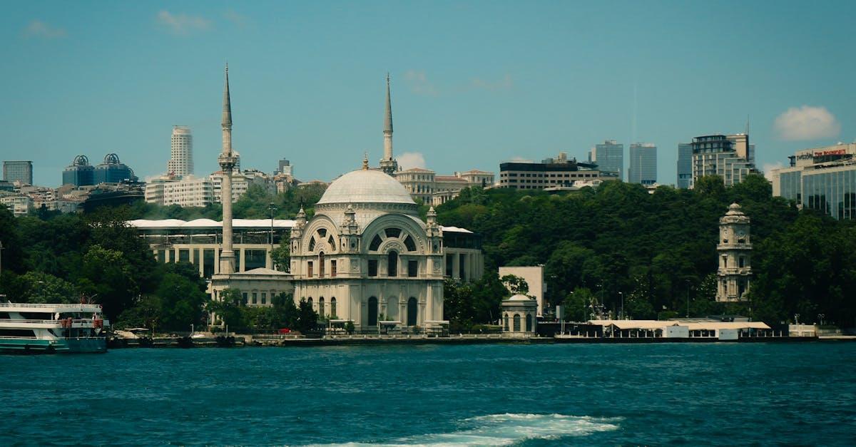découvrez la magie d'une croisière sur le bosphore, entre tradition et modernité. admirez les paysages époustouflants d'istanbul, ses palais majestueux et ses ponts emblématiques tout en profitant d'un moment de détente sur l'eau. une expérience inoubliable au cœur de la culture turque.