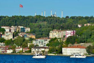 découvrez les paysages époustouflants d'istanbul lors d'une croisière sur le bosphore. admirez les palais historiques, les forts majestueux et les charmantes maisons en bois tout en naviguant entre l'europe et l'asie. une expérience inoubliable au cœur de la culture et de l'histoire turque.