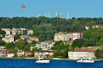 découvrez les paysages époustouflants d'istanbul lors d'une croisière sur le bosphore. admirez les palais historiques, les forts majestueux et les charmantes maisons en bois tout en naviguant entre l'europe et l'asie. une expérience inoubliable au cœur de la culture et de l'histoire turque.
