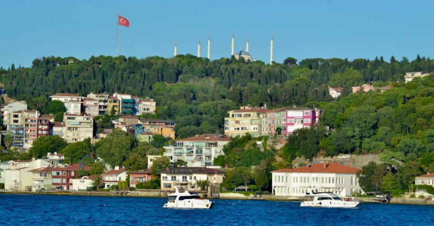 découvrez les paysages époustouflants d'istanbul lors d'une croisière sur le bosphore. admirez les palais historiques, les forts majestueux et les charmantes maisons en bois tout en naviguant entre l'europe et l'asie. une expérience inoubliable au cœur de la culture et de l'histoire turque.